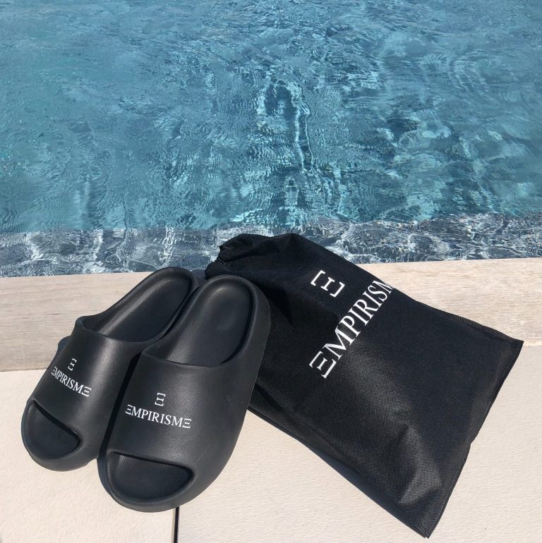 Théorie d'après laquelle toutes nos connaissances viennent de l'expérience. Esprit, caractère empirique. L'empirisme d'une méthode de travail. SANDALE